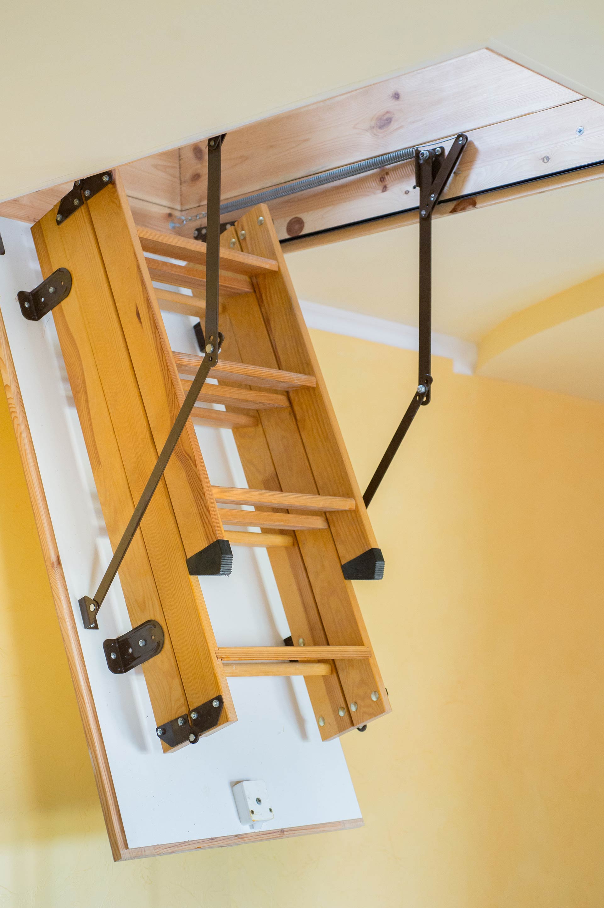 Bodentreppen aus Holz die platzsparende Lösung Bodentreppe aus Holz - halb geöffnet