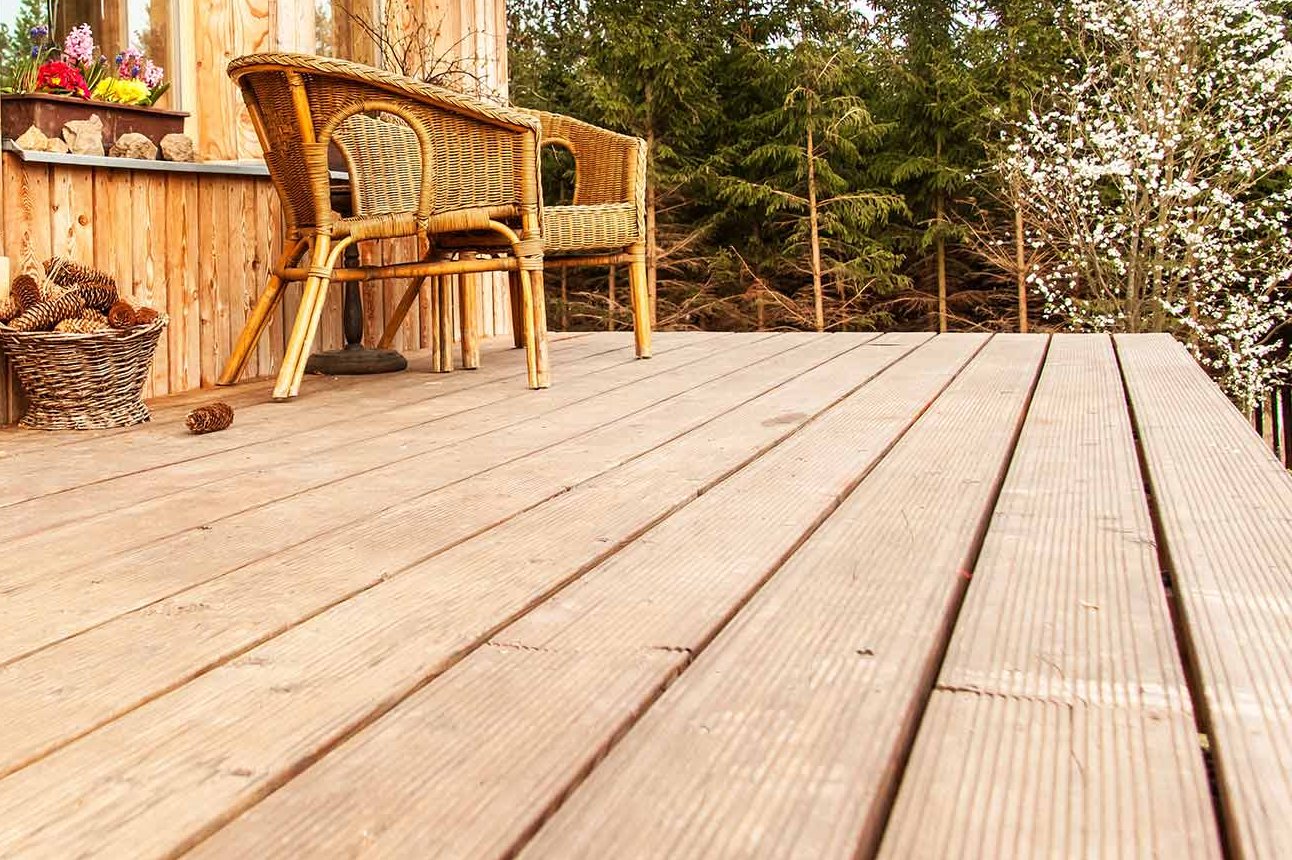 helle Terrassendielen aus Holz vor Haus mit ebenfalls heller Holzfassade helle Terrassendielen aus Holz vor Haus mit ebenfalls heller Holzfassade