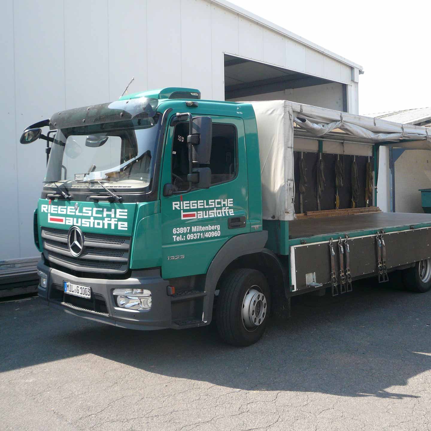 Riegelsche Baustoffe Aschaffenburg Lastkraftwagen für Lieferungen Riegelsche Baustoffe Aschaffenburg Lastkraftwagen für Lieferungen