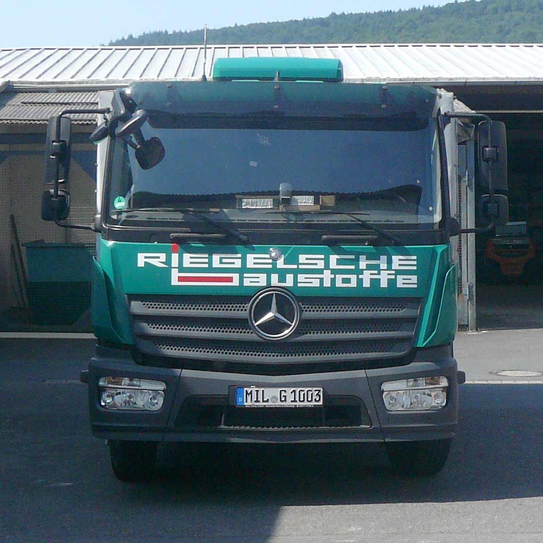 Riegelsche Baustoffe Aschaffenburg Lastkraftwagen für Lieferungen Frontansicht Riegelsche Baustoffe Aschaffenburg Lastkraftwagen für Lieferungen Frontansicht